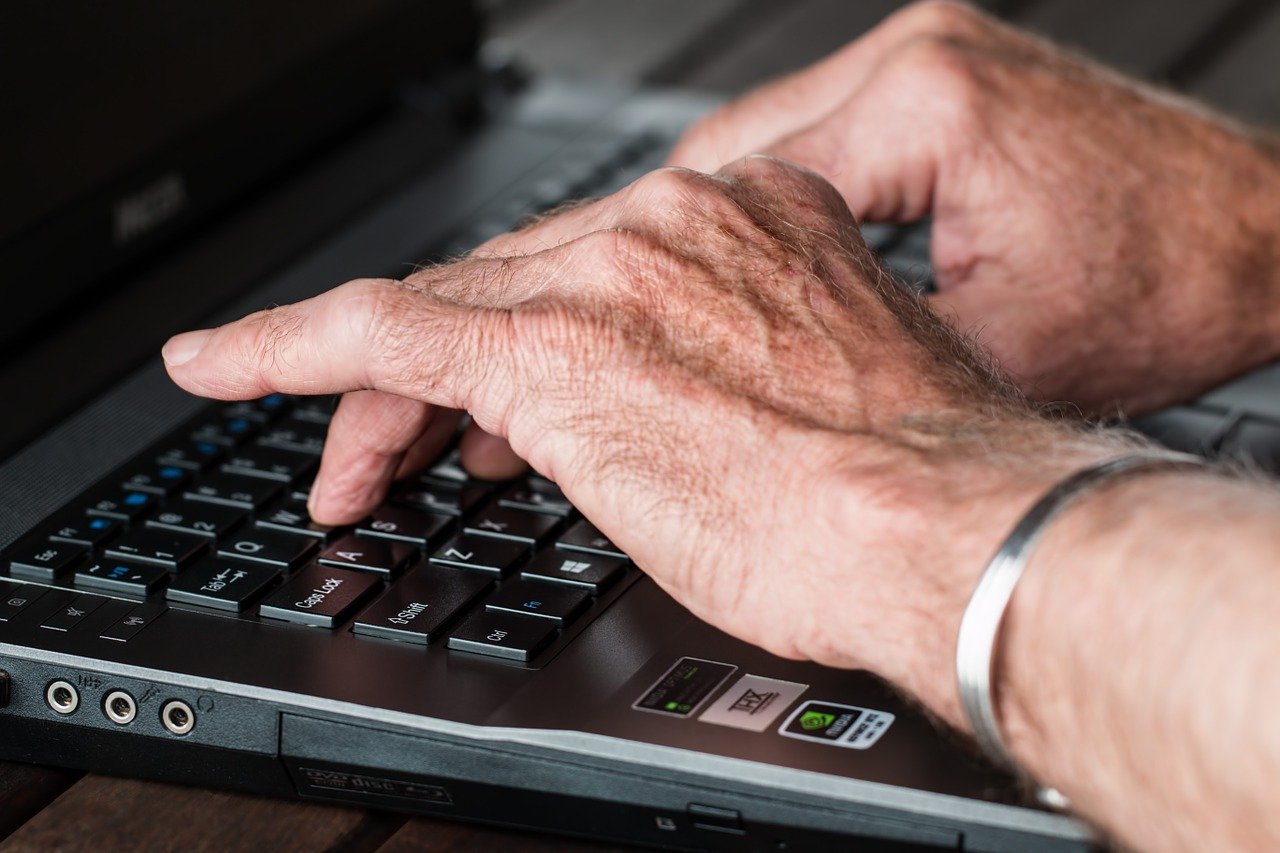 hands, old, typing-545394.jpg